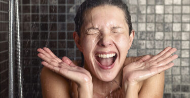 Los asombrosos beneficios de una ducha fría