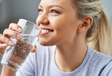 Beber suficiente agua aumenta nuestro bienestar y mejora nuestro humor